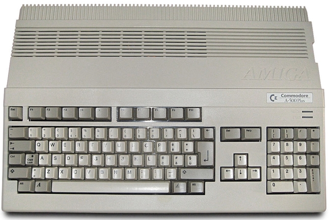 Полный комплект, заключенный в один корпус вместе с клавиатурой компьютера, вел себя после вставки дискеты с игрой как настоящая консоль - он просто открыл красочный мир цифровых развлечений
